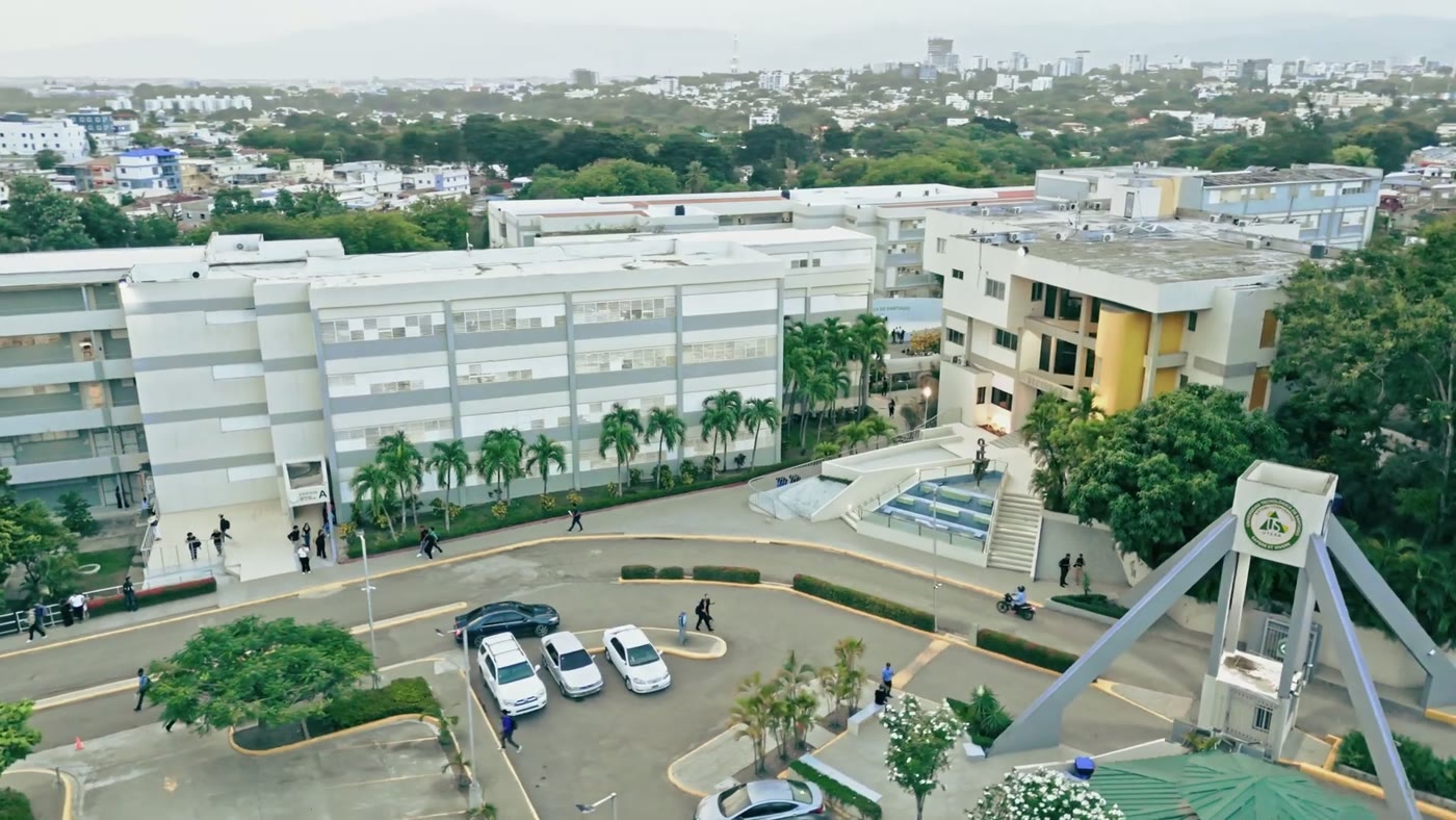 Vista aérea del campus de UTESA en Santiago