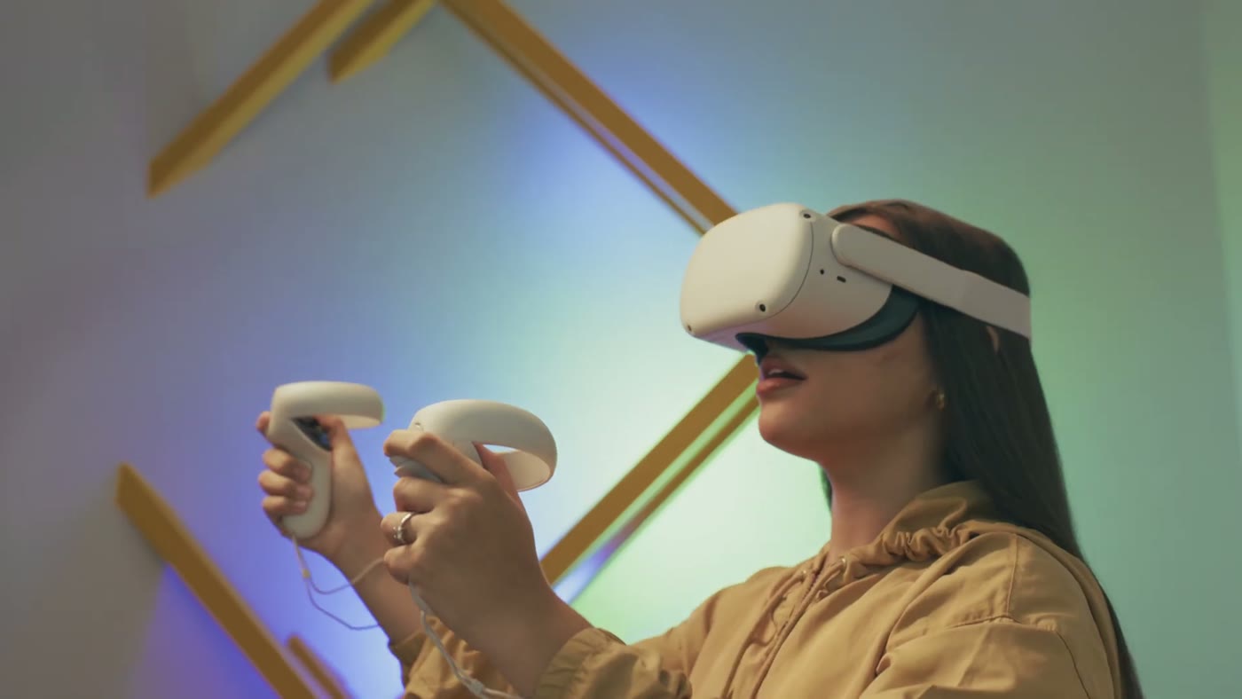 Estudiante con visor de realidad virtual en UTESA